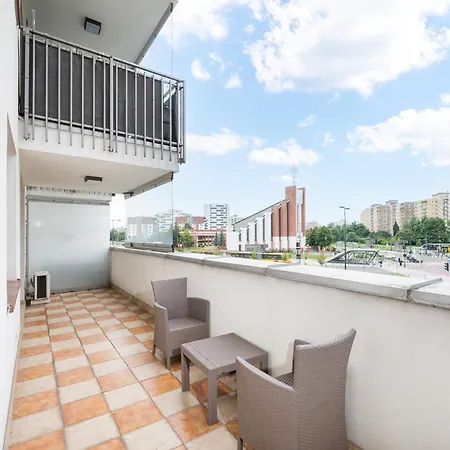 Metro Kondratowicza Spacious By Bookinghost