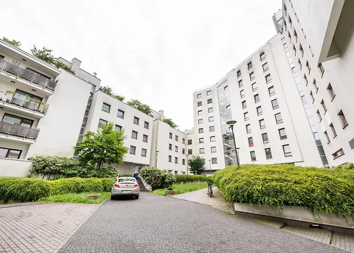 Metro Kondratowicza Spacious By Bookinghost