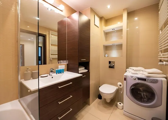 Metro Kondratowicza Spacious By Bookinghost