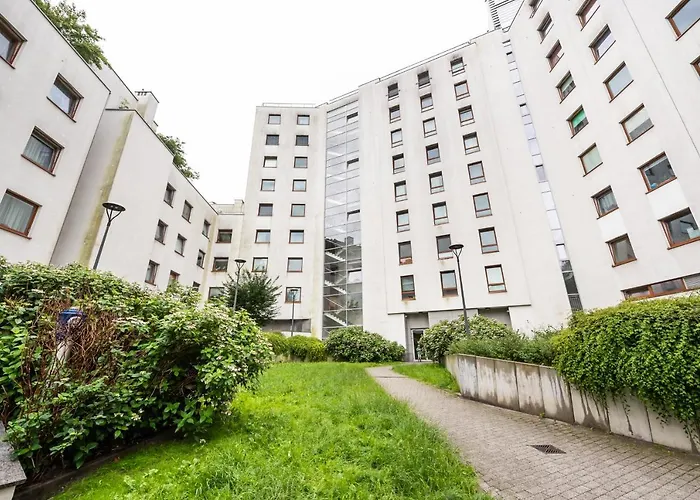 Metro Kondratowicza Spacious By Bookinghost 바르샤바