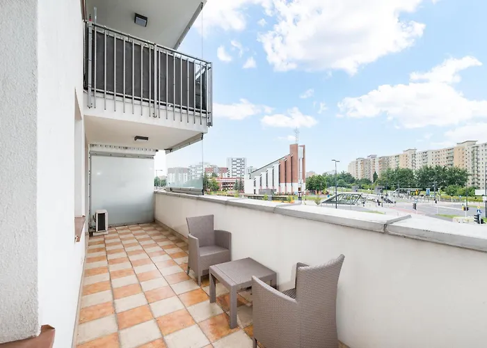 Metro Kondratowicza Spacious By Bookinghost